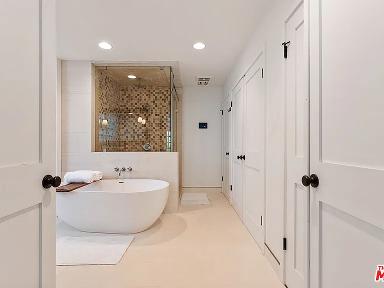 8926 Wonderland Ave — Photo 14