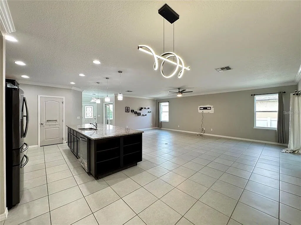 3 bed, 2.0 bath, 2064 sqft, $2,300 — Photo 4