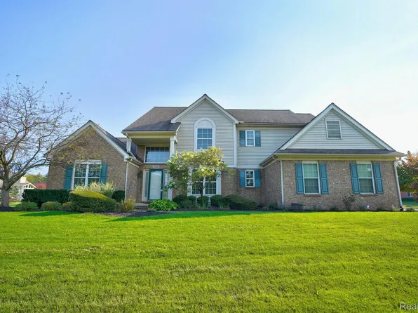 2300 Hidden Forest Dr, Grand Blanc, MI 48439