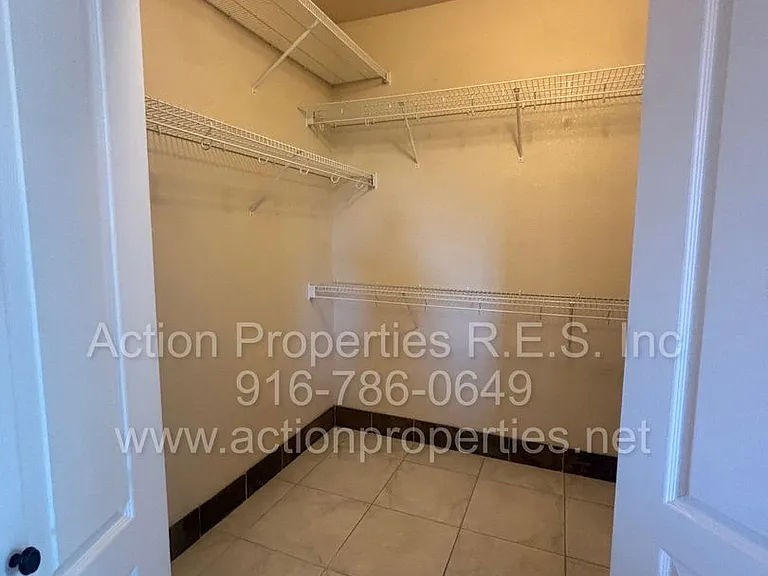 4726 Abbey Hl — Photo 32