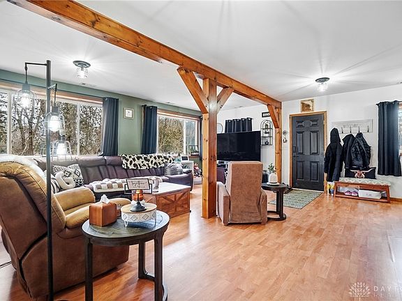 4th image of 832 E Jackson Rd