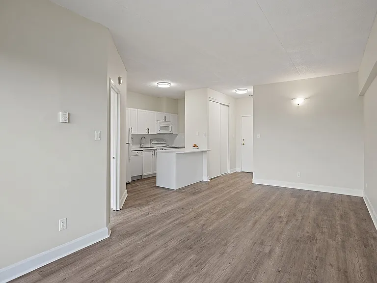 201 Hunter St E — Photo 10