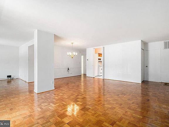 4th image of 7 Stonehenge Cir APT 5