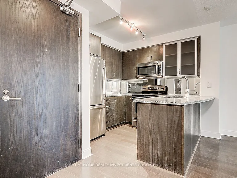 18 Yorkville Ave #704 — Photo 3