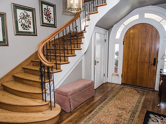 2nd image of 323 Oak Ln