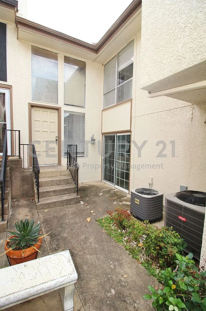 Lovely 3-Story 3/2.5/2 Townhome In Mesquite ISD For Rent! — Photo 2