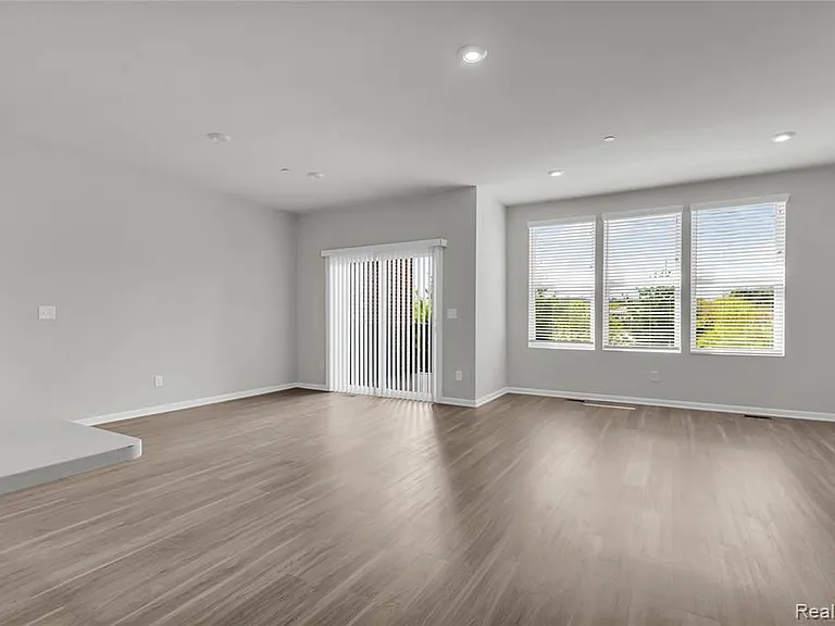 313 Strawberry Dr — Photo 4