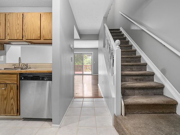 5th image of 210 Foxtrail Ct Unit 210