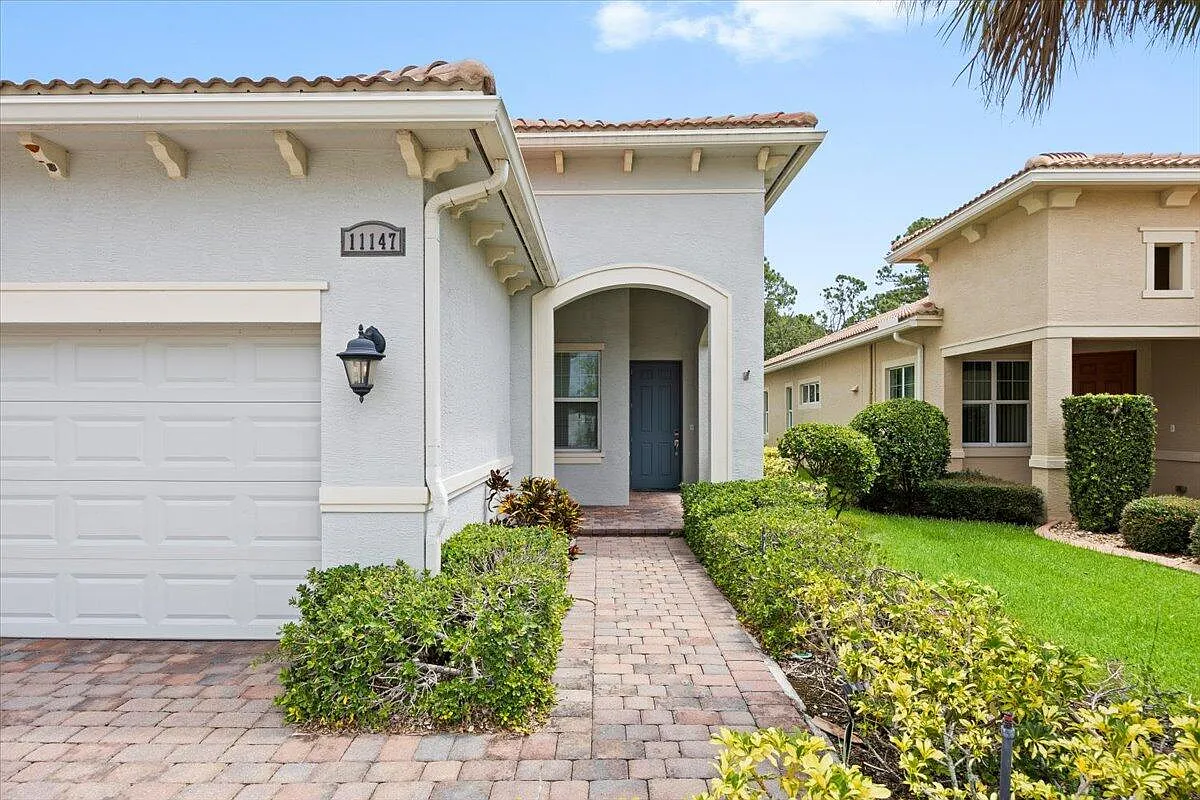 3 bed, 2.0 bath, 1831 sqft, $2,800 — Photo 2
