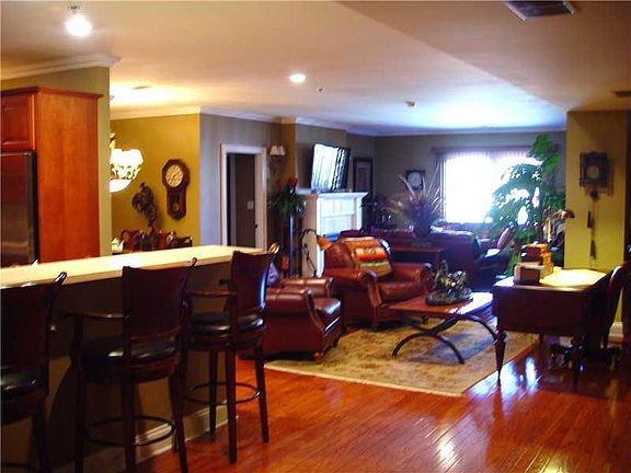 2nd image of 500 N Walnut St #203