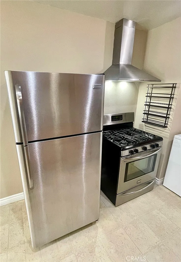 2 bed, 1050 sqft, $2,300 — Photo 4