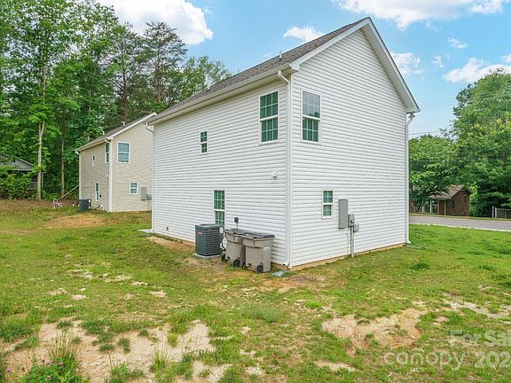 4th image of 2401 Crescent Ln