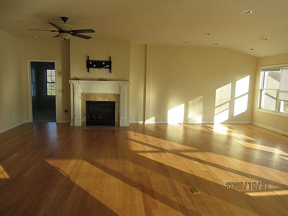 Great Room w Fireplace