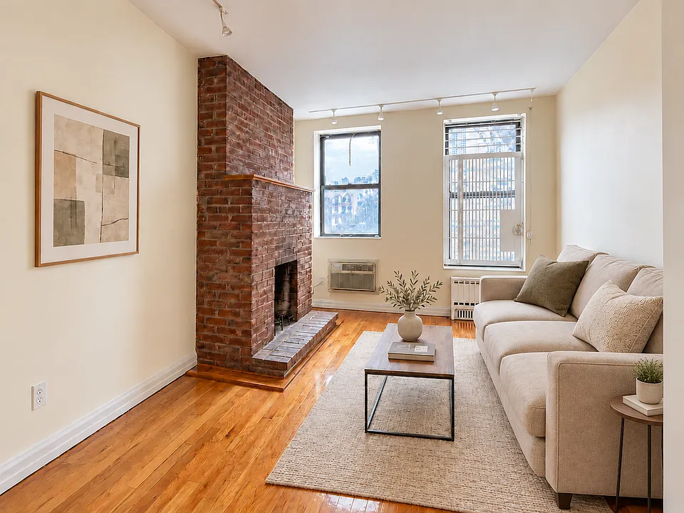 255 E 10th St #4C