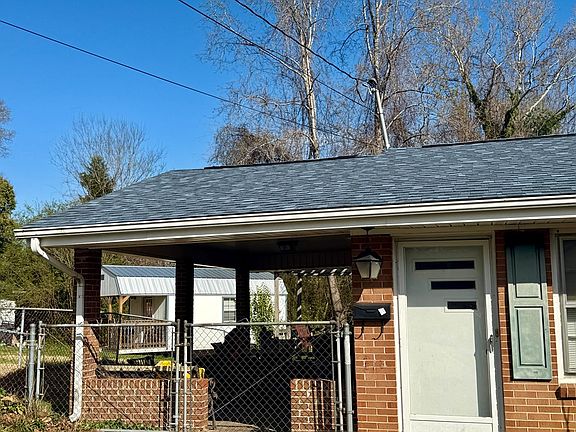 4th image of 212 Englewood Ln