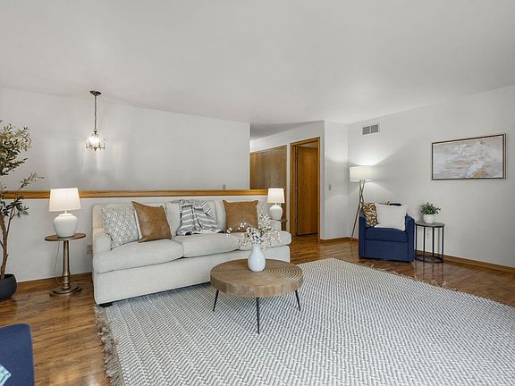 4th image of 6 Lynbrook Cir