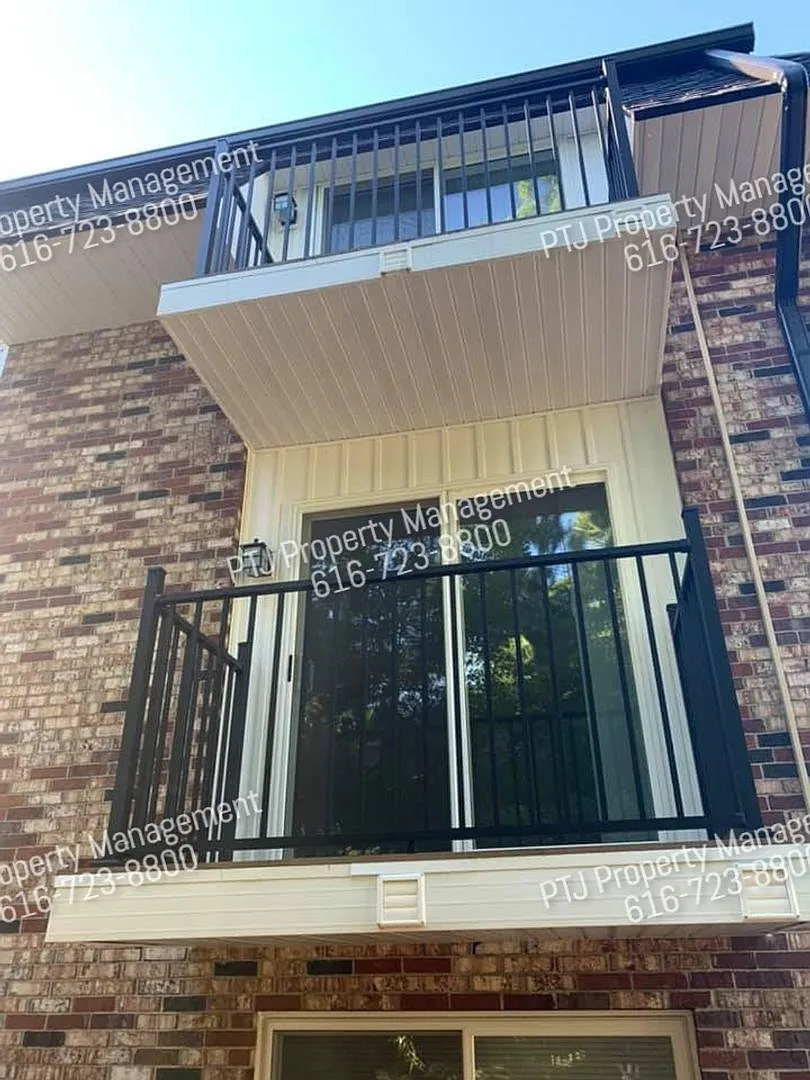 Royal Oak Apartments — Photo 1