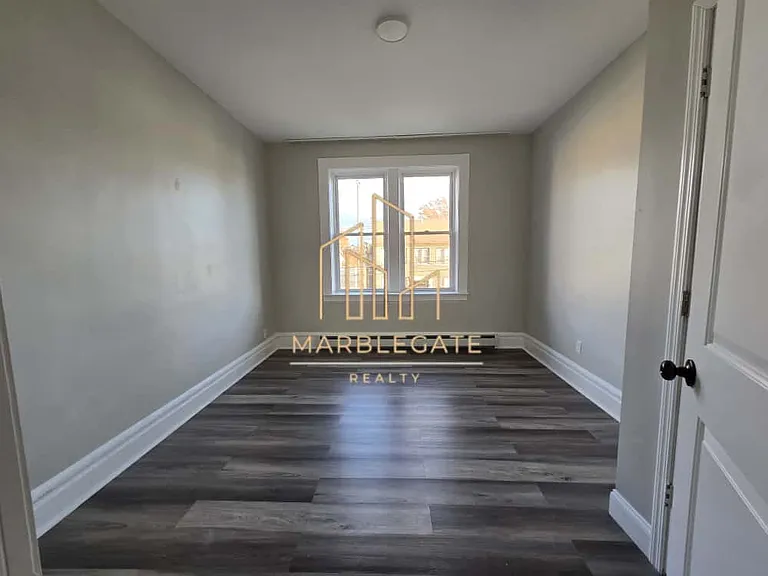 380 N 11th St #5E — Photo 3