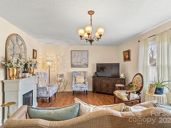 5th image of 2590 Pierson St