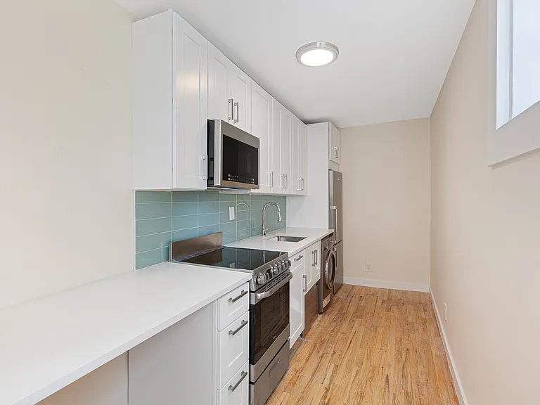 412 E 9th St #14 — Photo 6