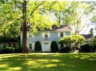 32 Stonehenge Dr, Orchard Park, NY 14127