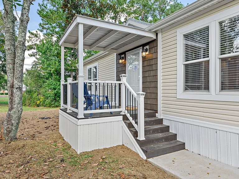 Saddle Creek — Photo 28