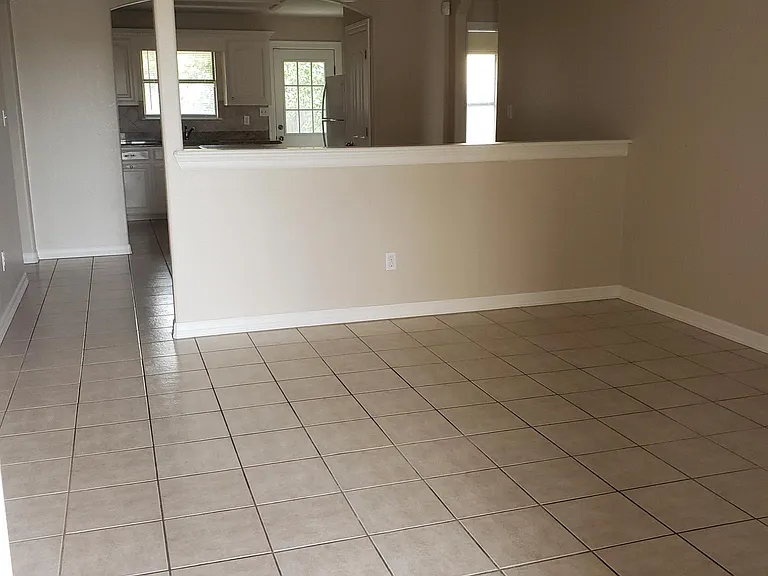 2001 Treasure Oaks Dr — Photo 4