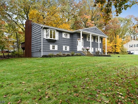 5th image of 43 Tarn Dr