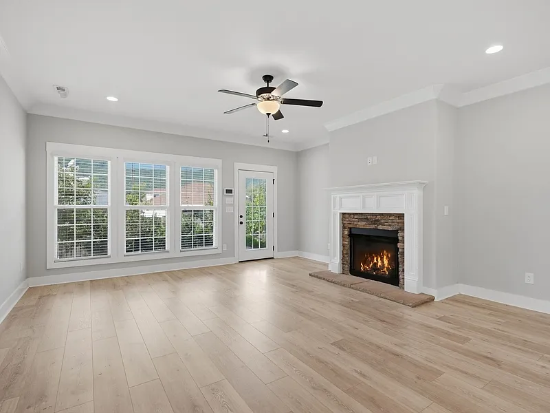 3 bed, 2.0 bath, 2521 sqft, $2,650 — Photo 4