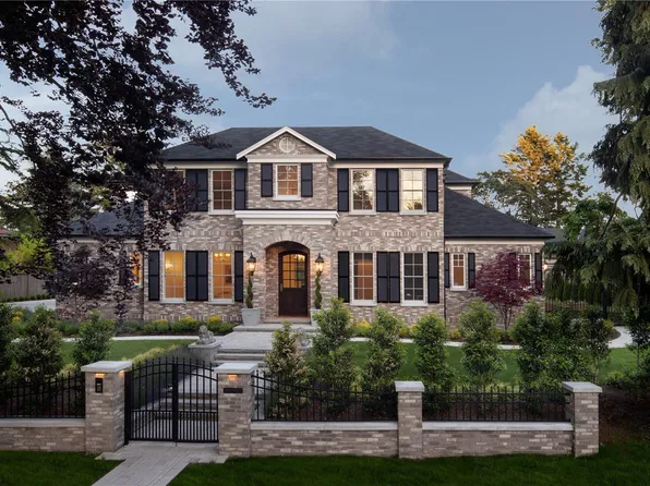 3085 Southdowne Rd, Oak Bay, BC V8R 6H3