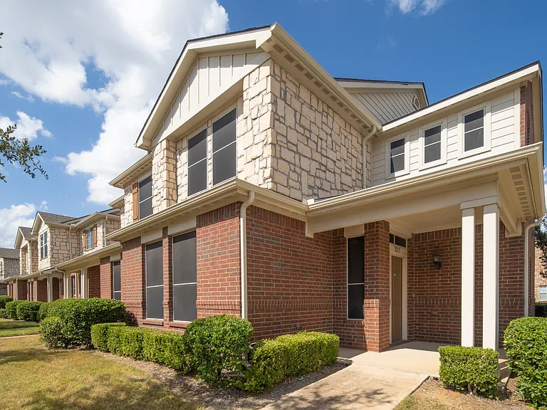 2215 Canterbury Park Dr — Photo 2