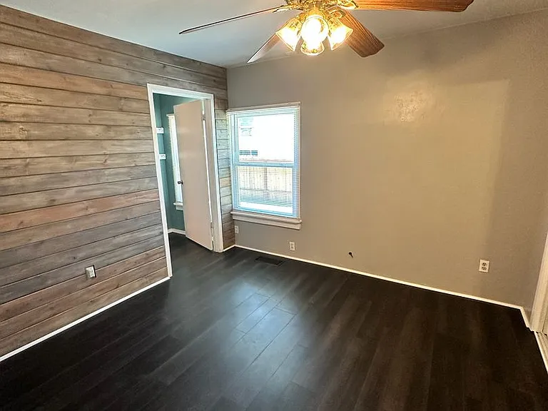 323 W Myrtle St — Photo 14