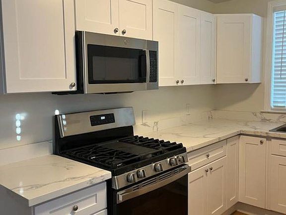 3rd image of 10645 Topanga Dr