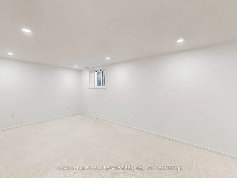 255 Oakwood Cres — Photo 32
