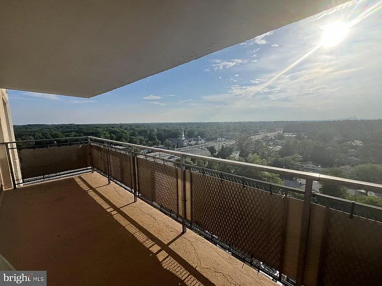 1508 Barclay Towers — Photo 17