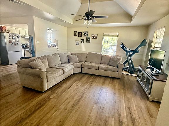 4th image of 402 Lloyds Ln