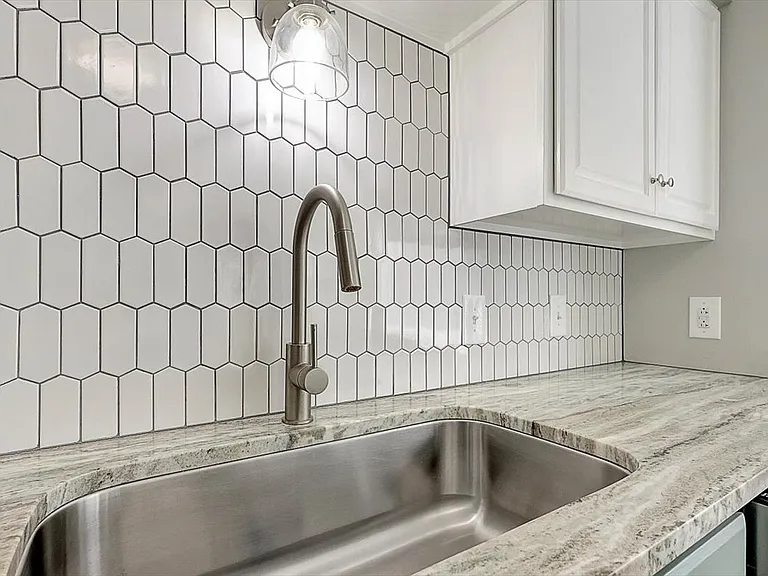 8102 Gladys Ln — Photo 9