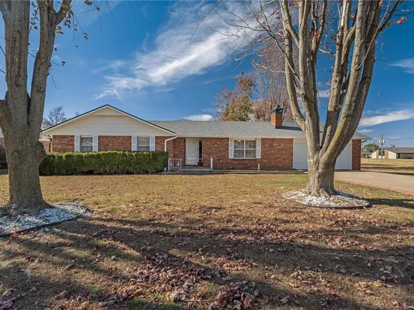 902 S 17th St, Rogers, AR 72758