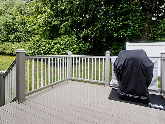 5th image of 55 Pinecrest Dr