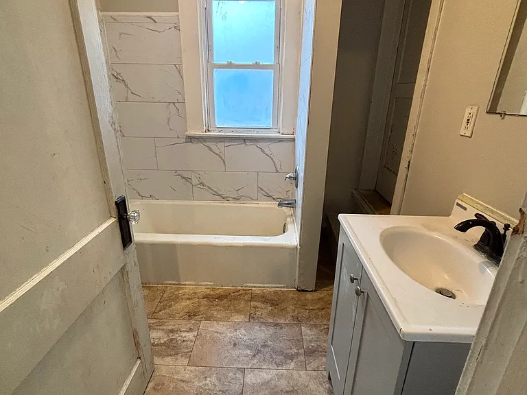 910 Dakin St — Photo 7