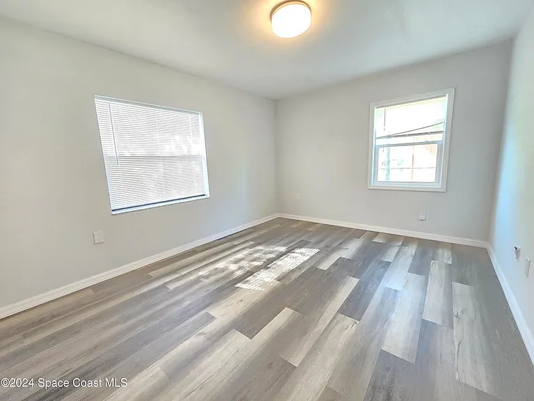 484 Poinciana Dr — Photo 3