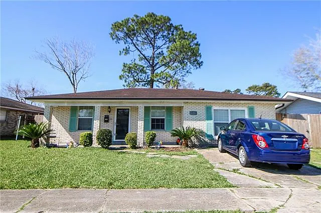 1522 Maplewood Dr — Photo 2