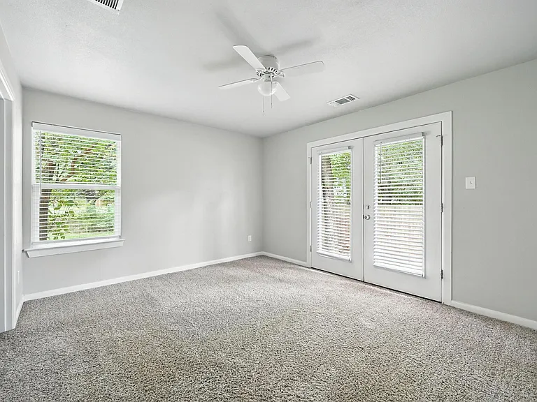 910 N Throckmorton St — Photo 11