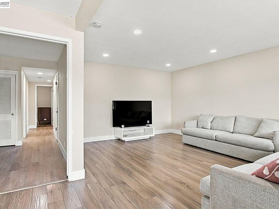 3rd image of 25531 Scripps St