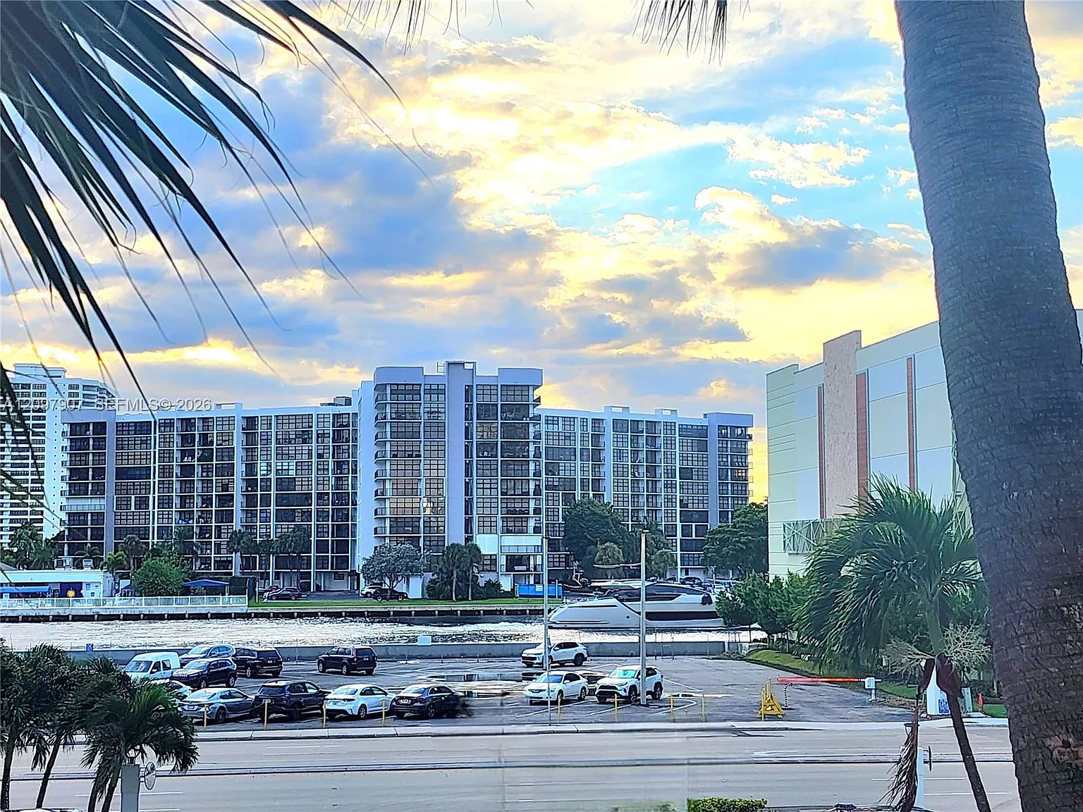 Alexander Towers Condo — Photo 1