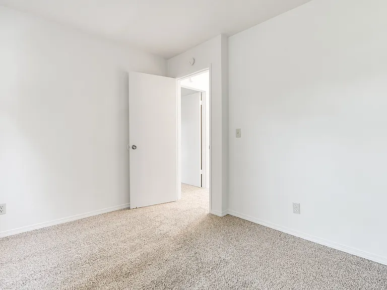 Crestwood Court Apartments — Photo 15