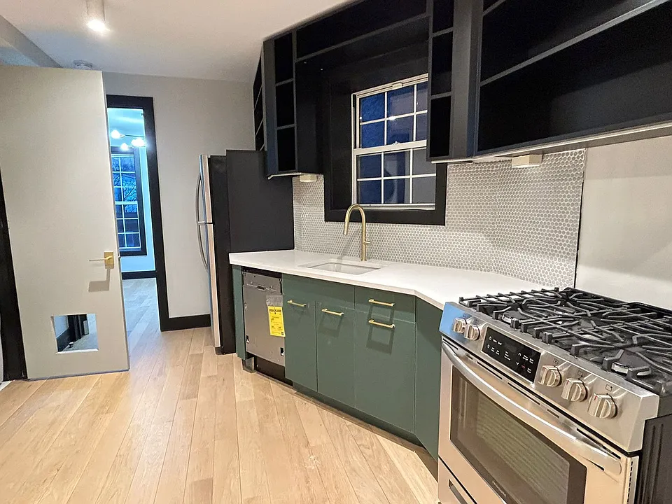 41 Van Wagenen Ave #L3