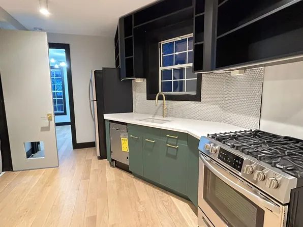 41 Van Wagenen Avenue image 1 of 7