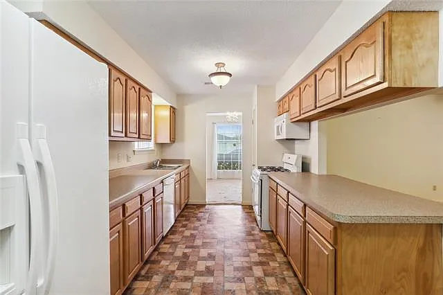 3 bed, 2.0 bath, 1800 sqft, $2,000 — Photo 3