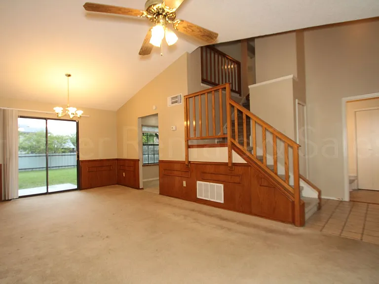 1905 Meadowbrook Dr — Photo 3